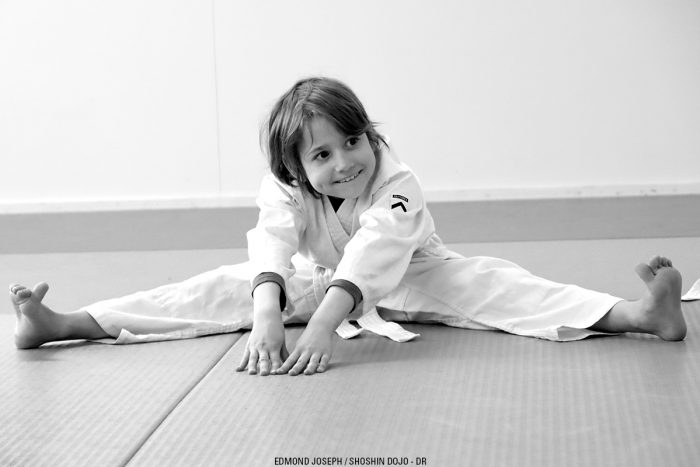 jeune fille qui fait des étirements d'aikido