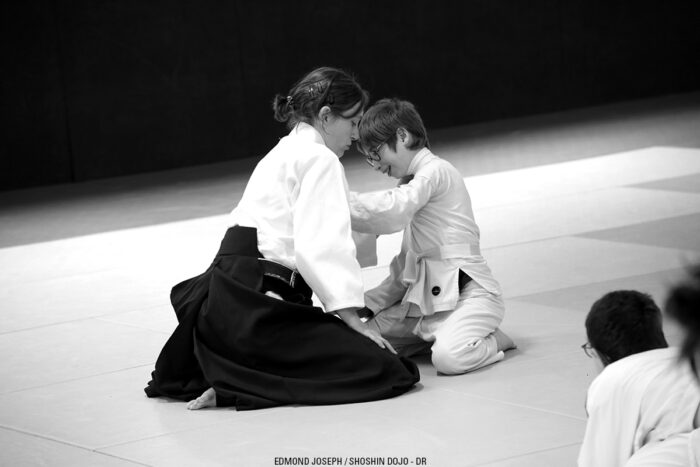 stage d'aikido à Besançon - Hélène Doué avec des enfants