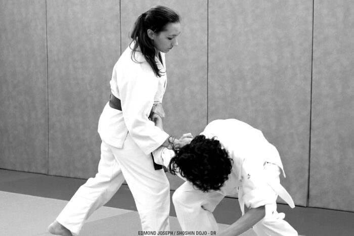 technique d'aikido à Besançon et dans le Jura réalisée par une jeune femme