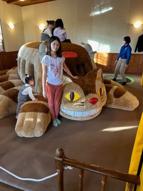 Lilou au Japon - musée du manga avec le chat-bus de Totoro